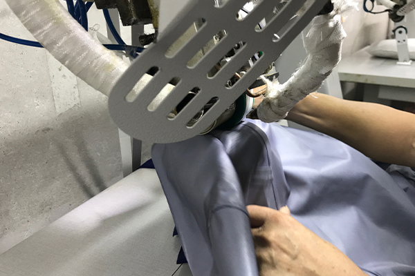 沖鋒衣工廠:沖鋒衣的壓膠制作工藝大揭秘